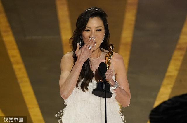 赢麻了！《瞬息全宇宙》拿下奥斯卡七大奖项，杨紫琼成首位华裔影后